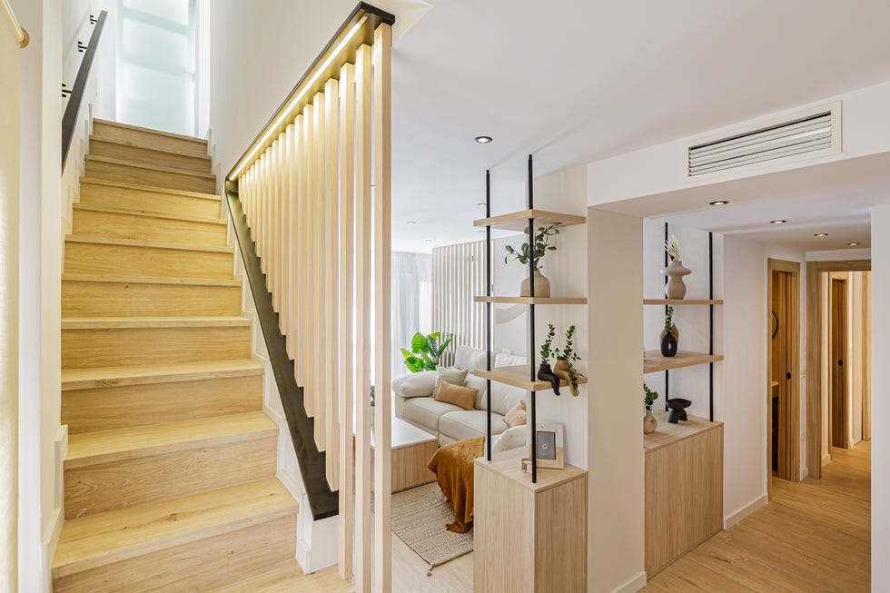 escalera con listones de madera con iluminación led