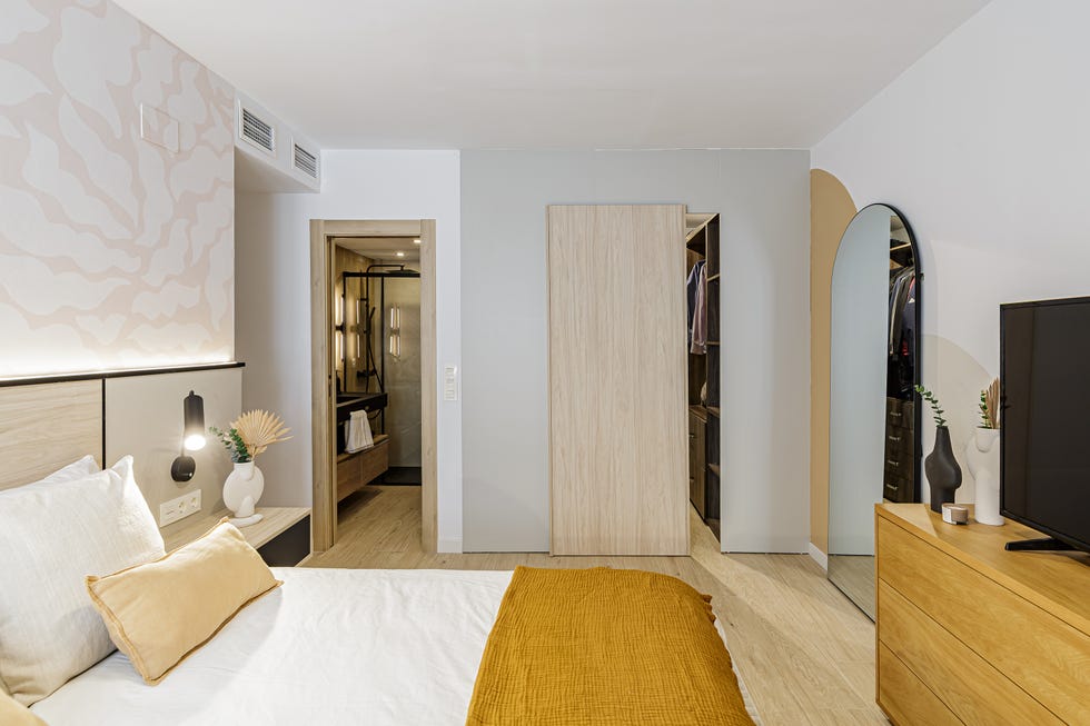 dormitorio con vestidor y baño en suite
