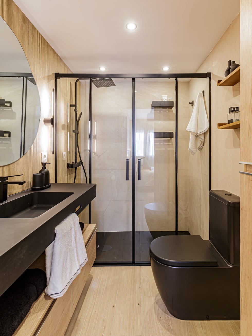 baño con lavabo volado y ducha con perfilería negra