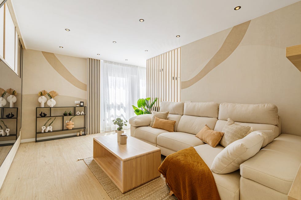 sofá con chaise longue y mesa de centro de madera