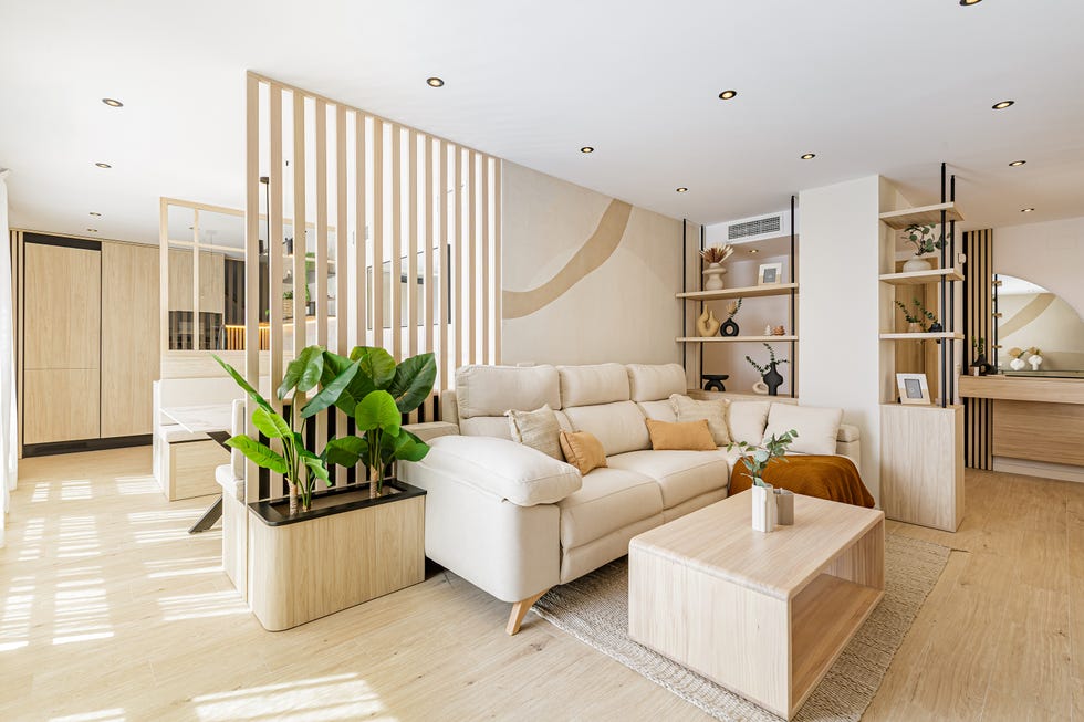 salón con estanterías a medida y divisor de ambientes con listones