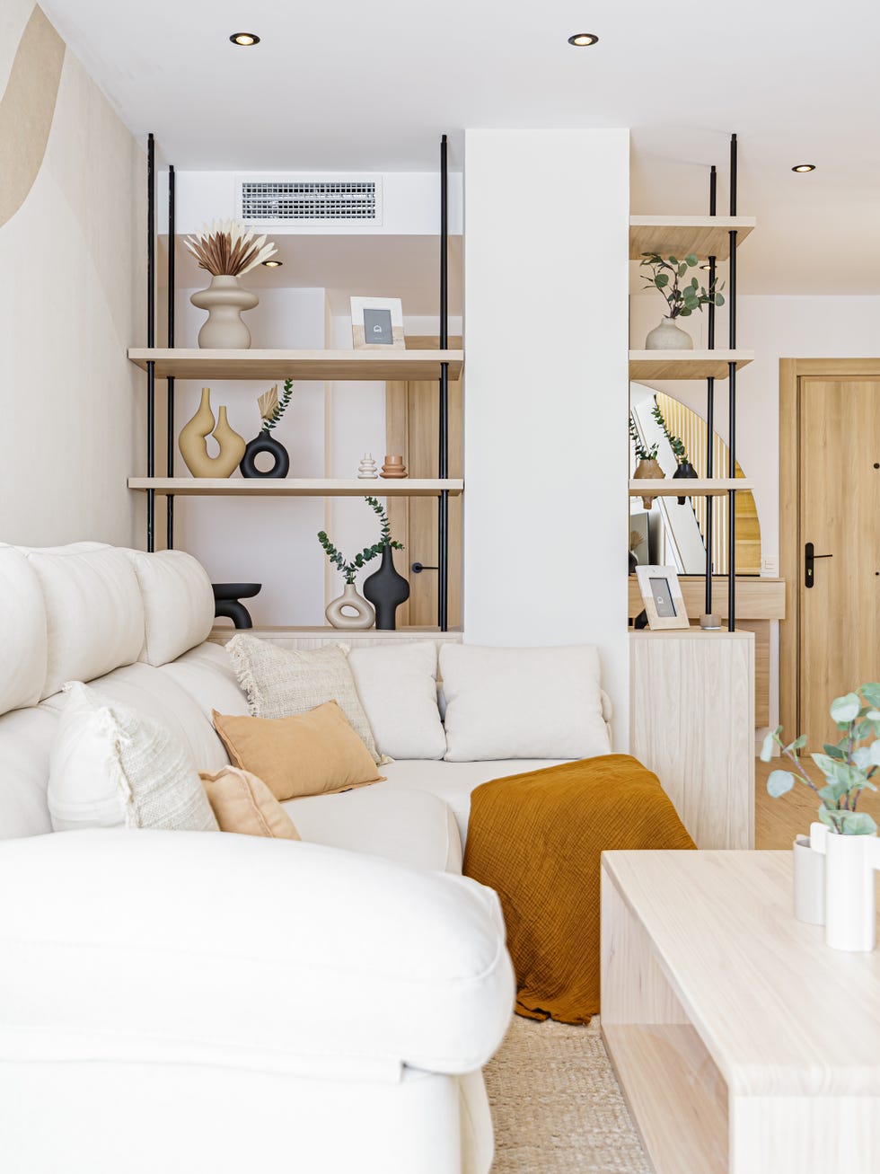 sofá beige con chaise longue y estantería a medida con baldas de madera