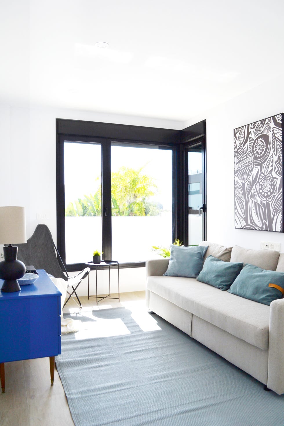 sala de estar con sofá gris