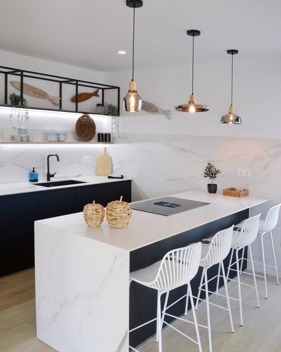 cocina con península y taburetes