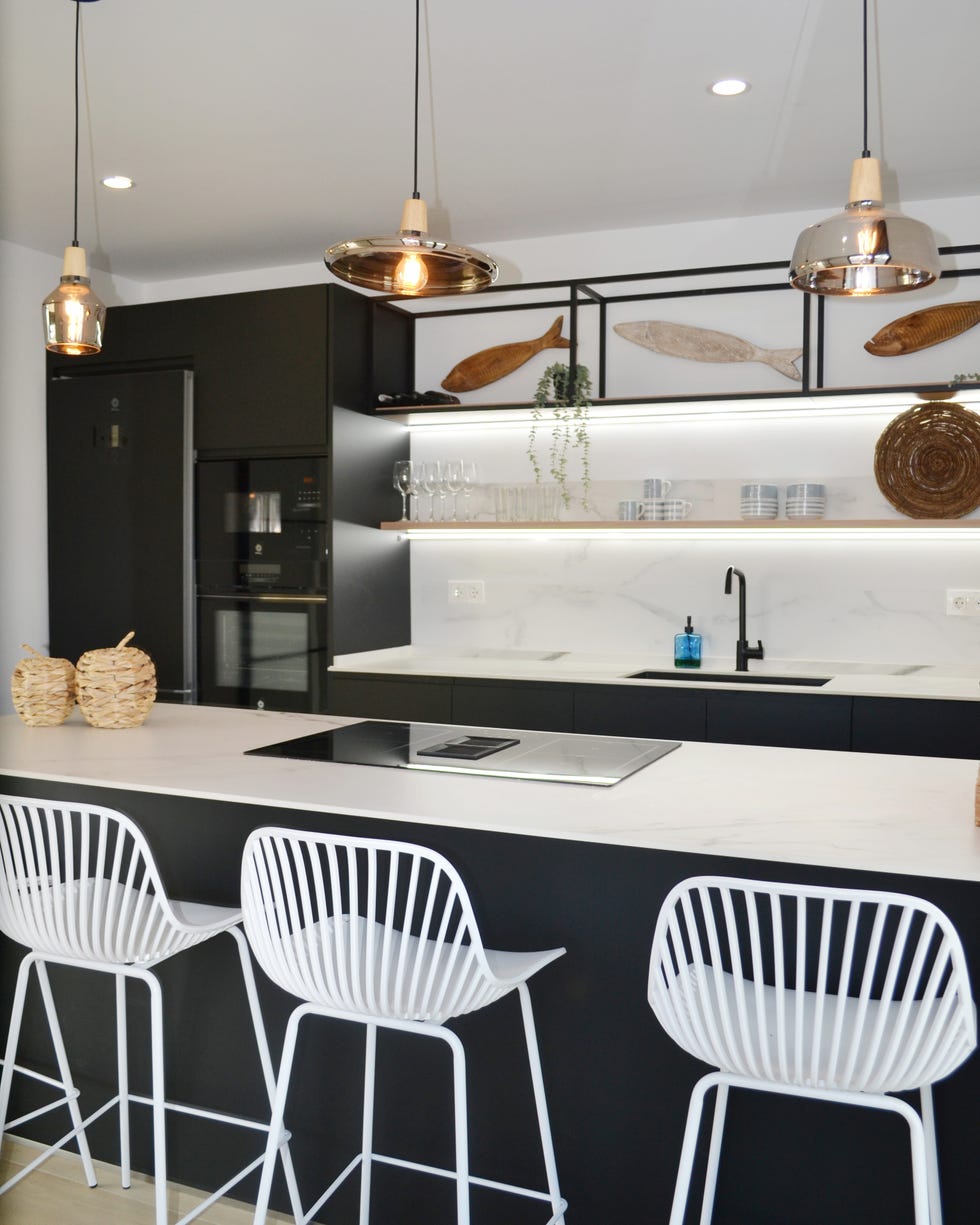 cocina con península y taburetes