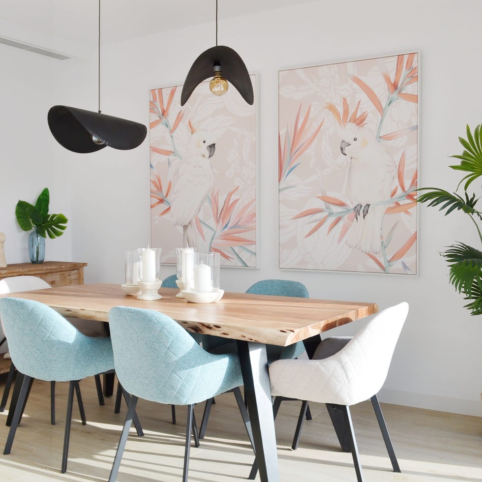mesa de comedor de madera con sillas y dos lámparas suspendidas
