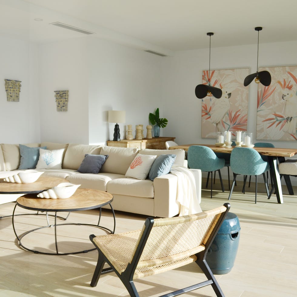 salón comedor con dos cuadros en la pared