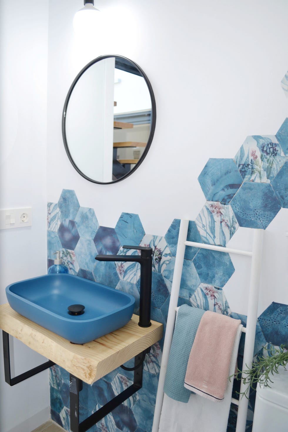 aseo con azulejos azules