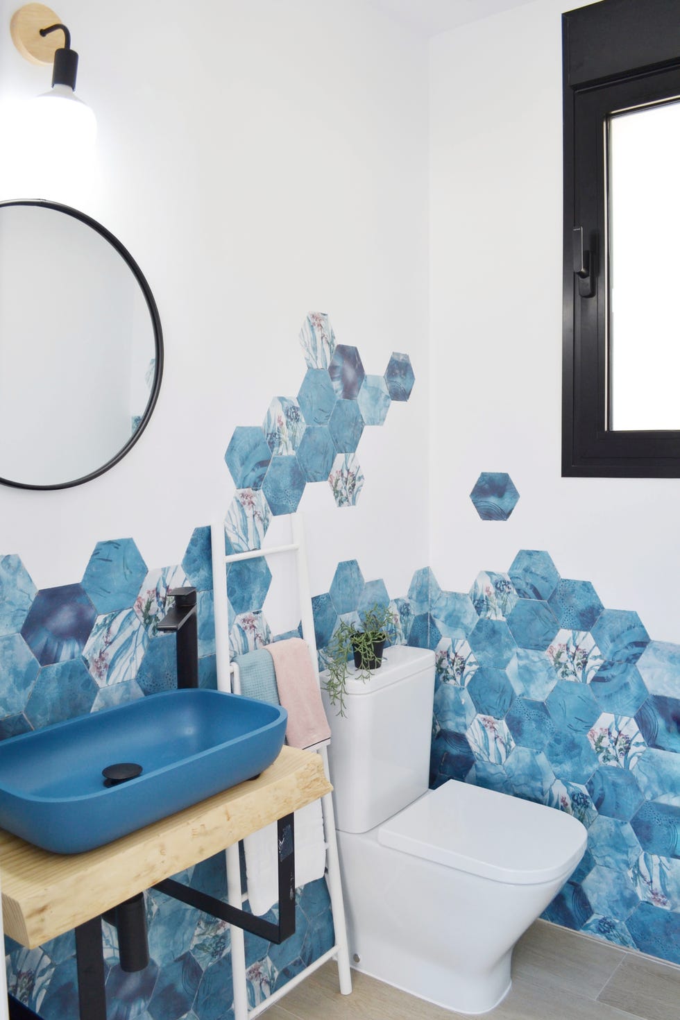 aseo con azulejos azules