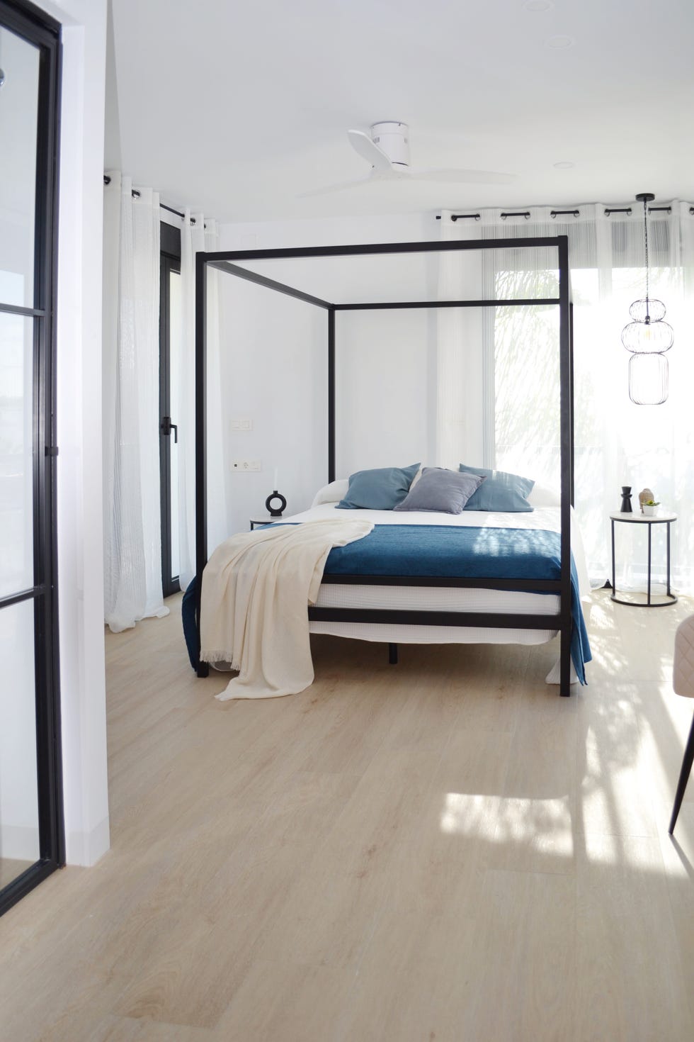 cama con dosel negro