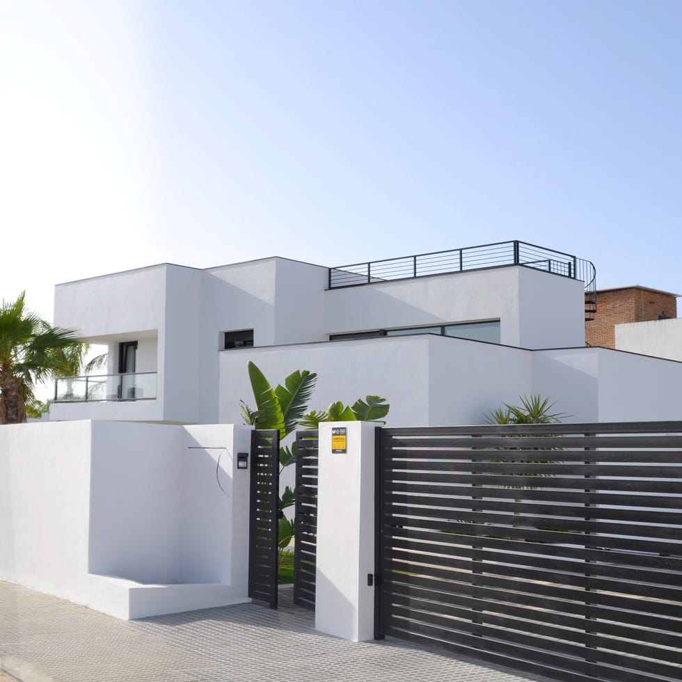 casa con fachada blanca de arquitectura moderna