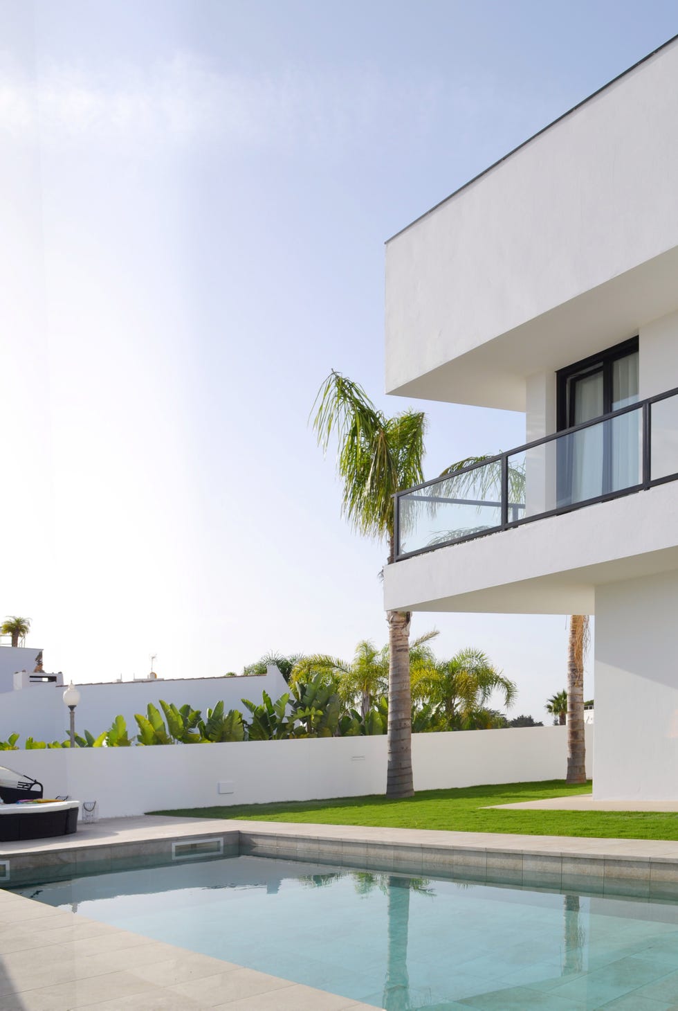 casa con piscina y jardín