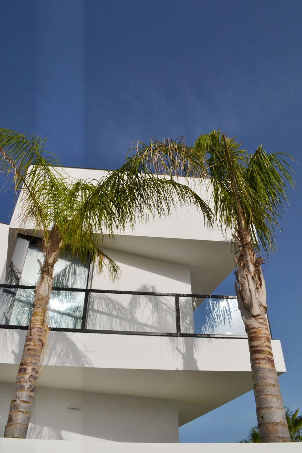 fachada blanca con terraza