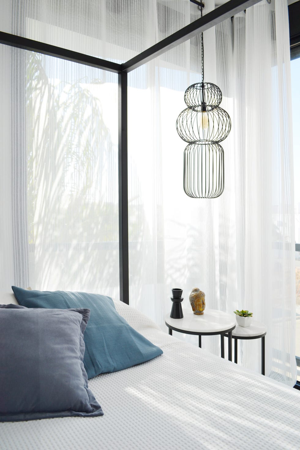 cama con dosel negro