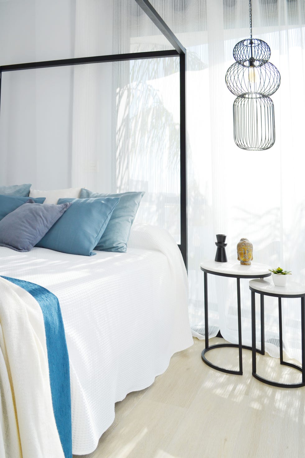 cama con dosel negro