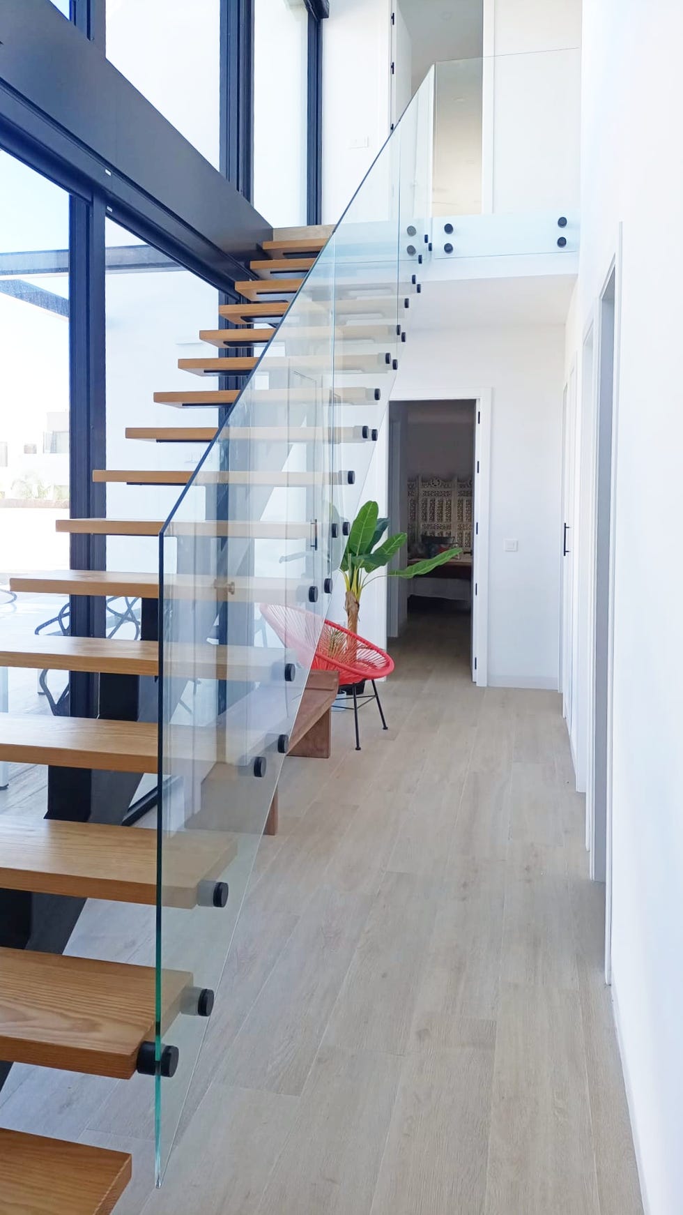 escalera con peldaños flotantes de madera