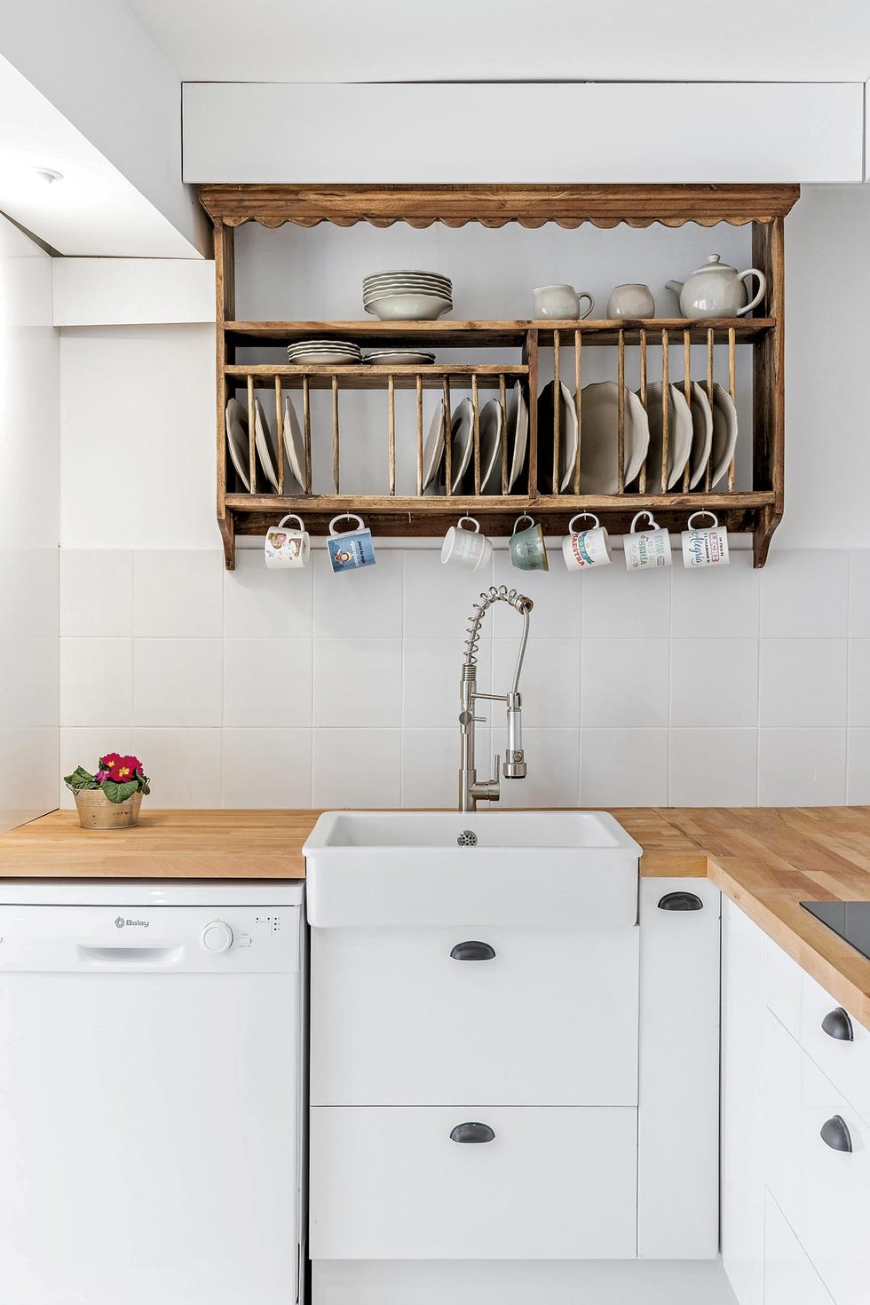 vivienda unifamiliar cocina blanca con encimera de madera