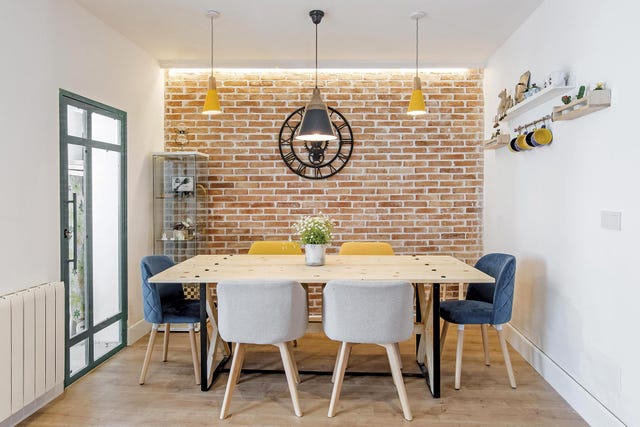 vivienda unifamiliar comedor con pared de ladrillo visto