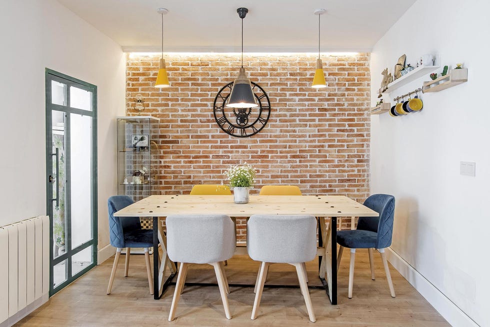 vivienda unifamiliar comedor con pared de ladrillo visto