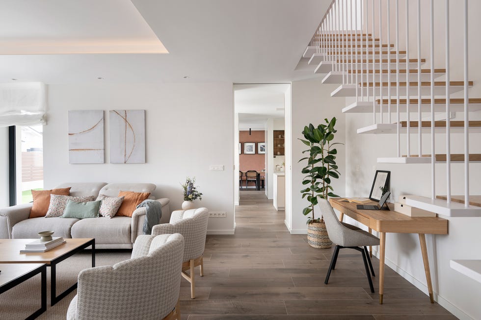 salón abierto con zona de sofás y escritorio
