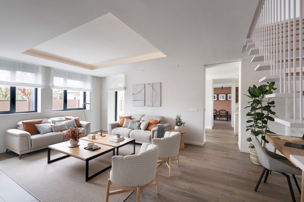 salón abierto con zona de sofás y escritorio