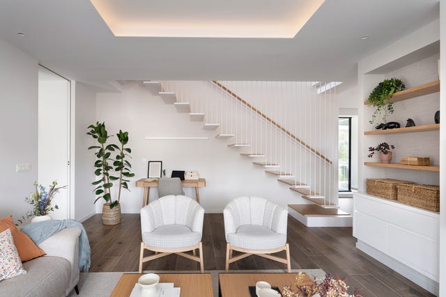 salón con zona de trabajo bajo la escalera