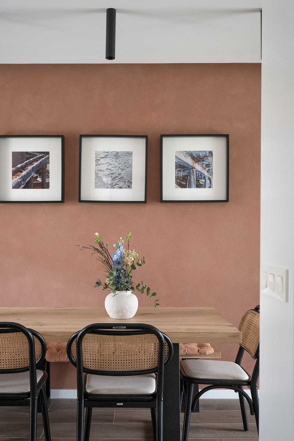 mesa de comedor de madera con sillas de cannage