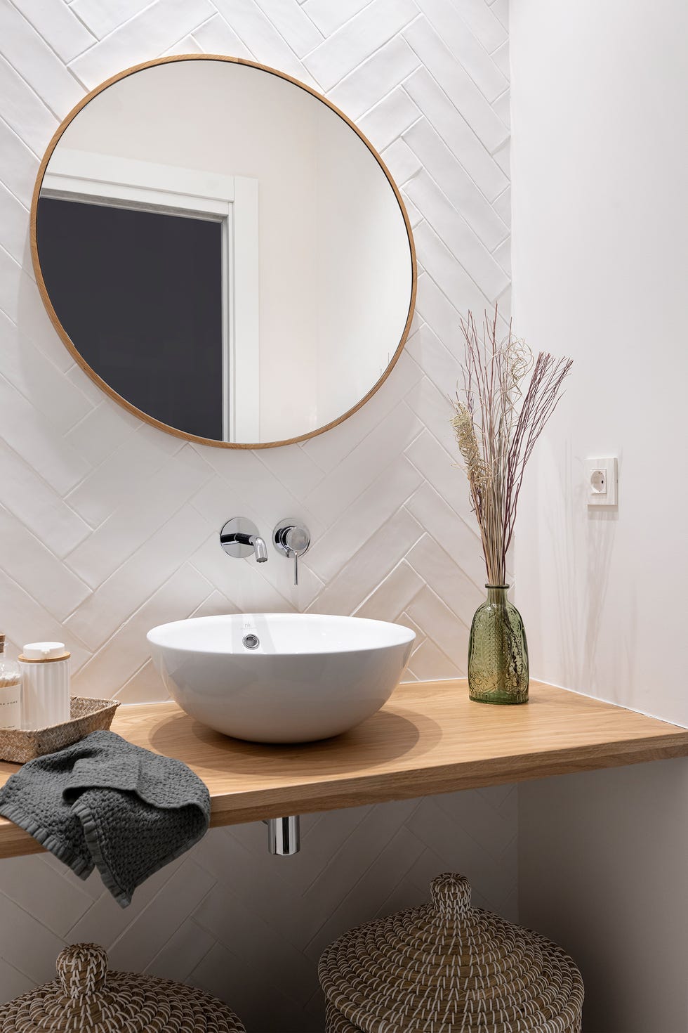 baño con azulejos blancos en espiga