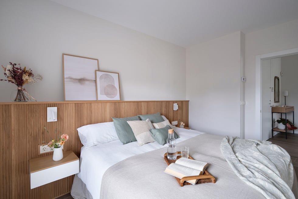 dormitorio con cabecero de palillería de madera