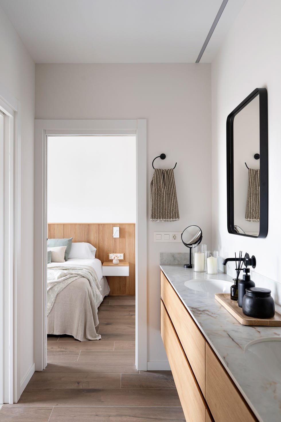 dormitorio con baño en suite