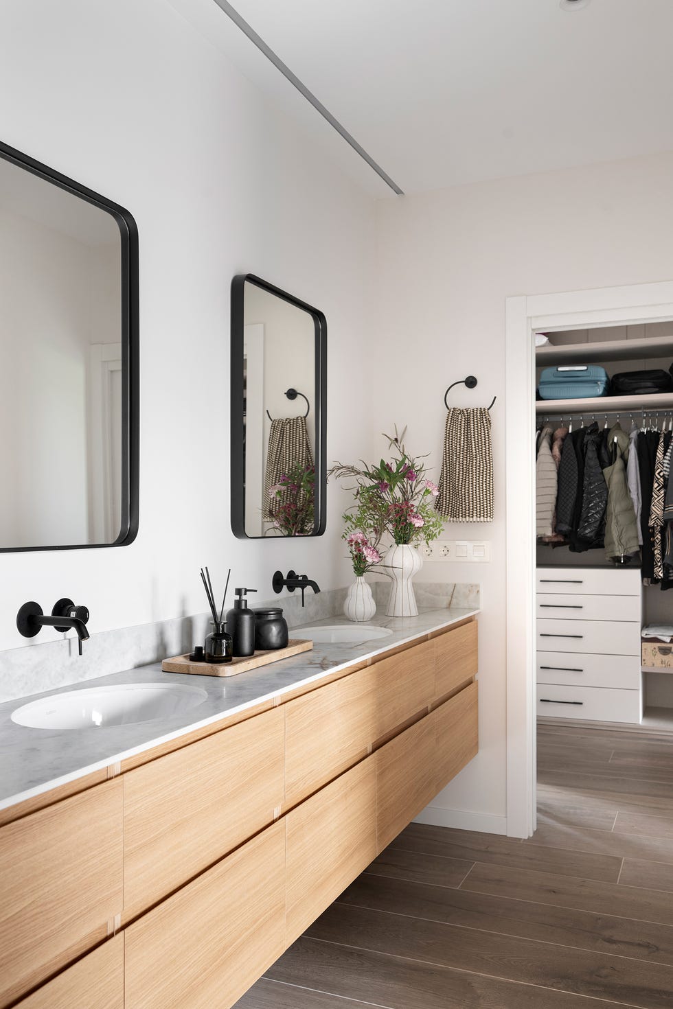 baño abierto con mueble de lavabo doble