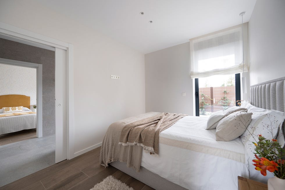 habitación con cabecero tapizado en gris