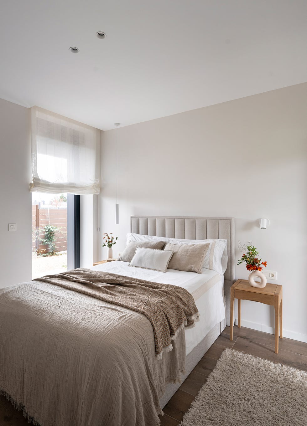habitación con cabecero tapizado en gris