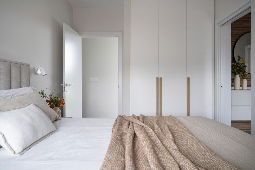 habitación con armario empotrado blanco
