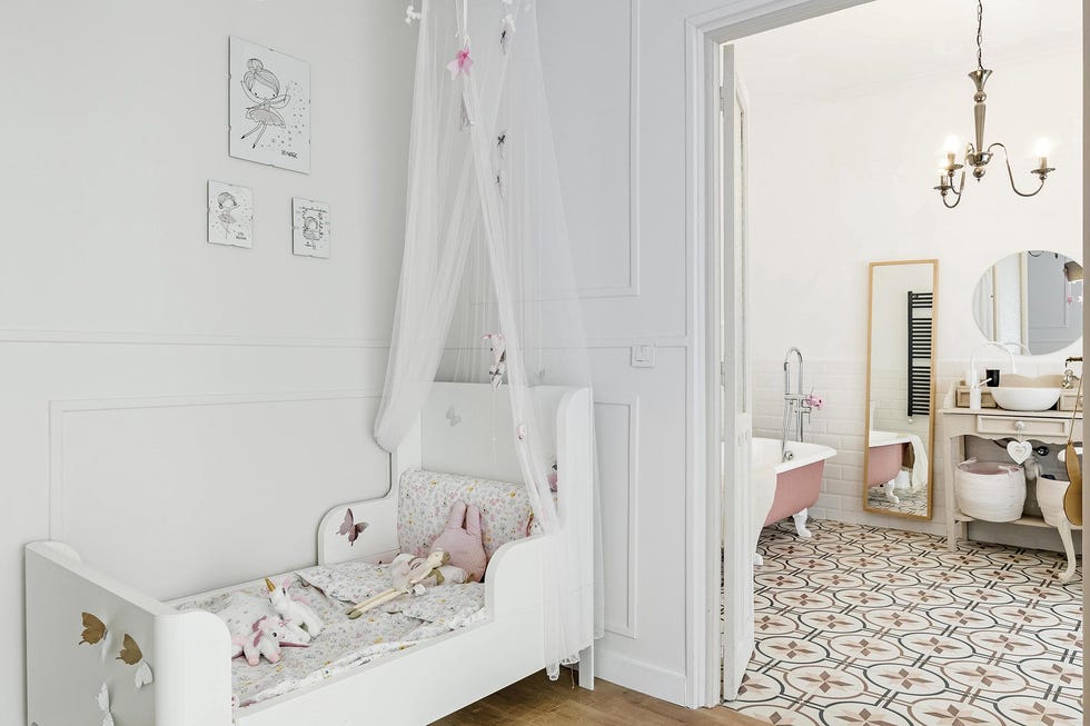 vivienda unifamiliar cuarto del bebé blanco y rosa