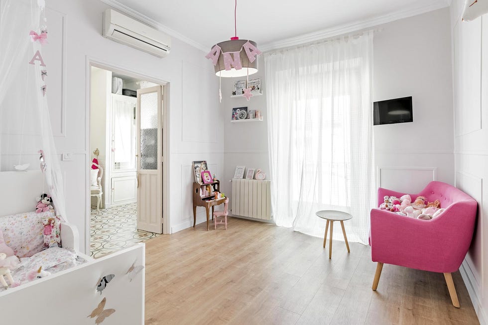 vivienda unifamiliar cuarto del bebé blanco y rosa