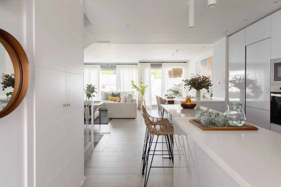 cocina blanca moderna abierta al salón