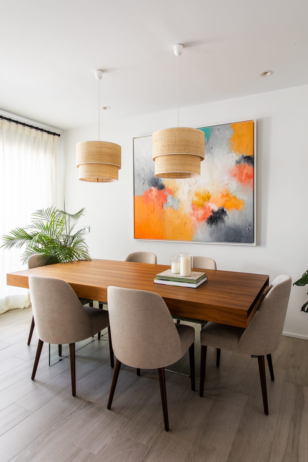 comedor de diseño moderno con cuadro de estilo abstracto en la pared