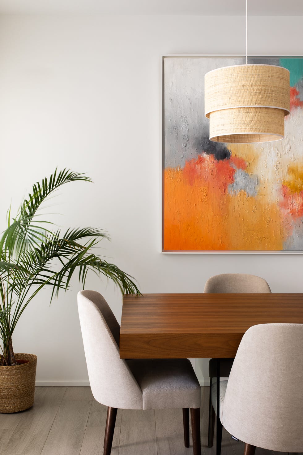comedor de diseño moderno con cuadro de estilo abstracto en la pared