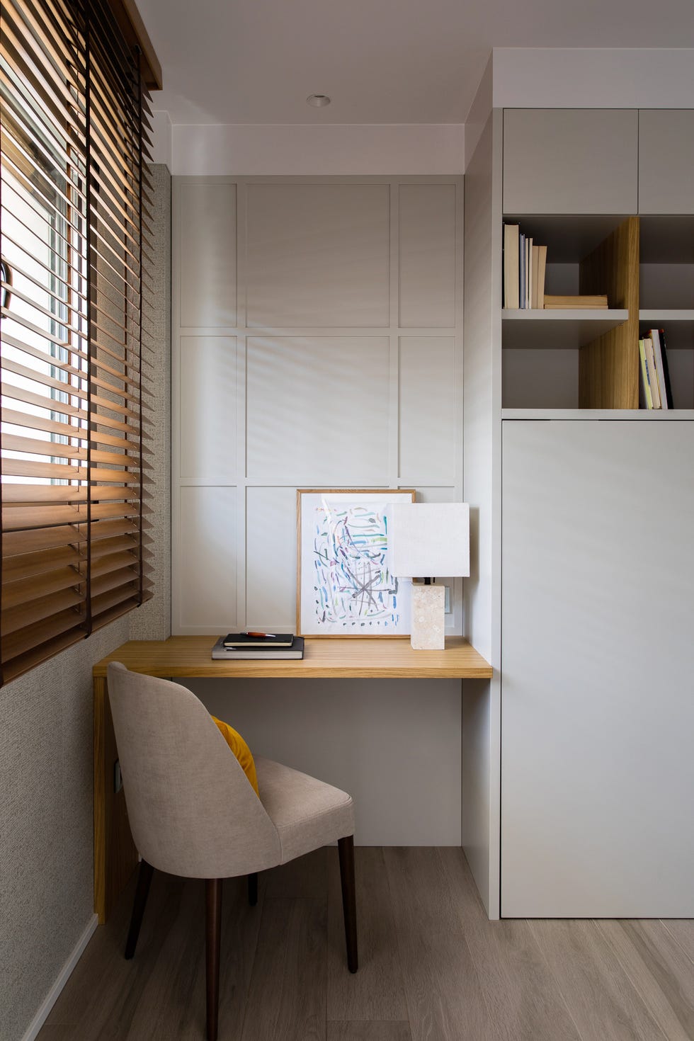 despacho con escritorio de madera y mueble a medida en color gris