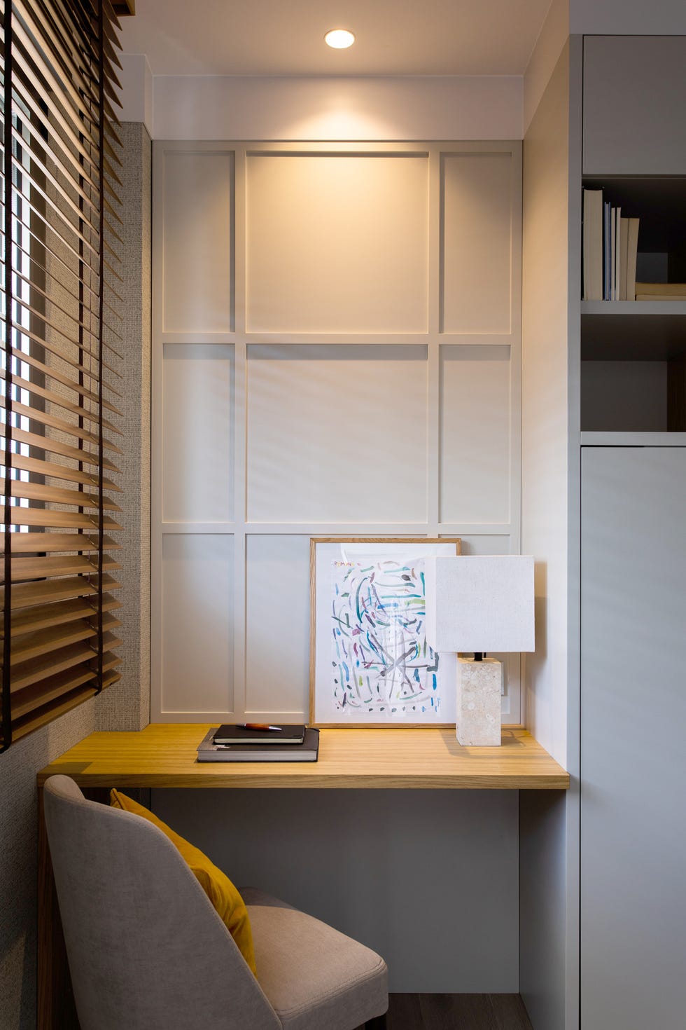despacho con escritorio de madera y mueble a medida en color gris