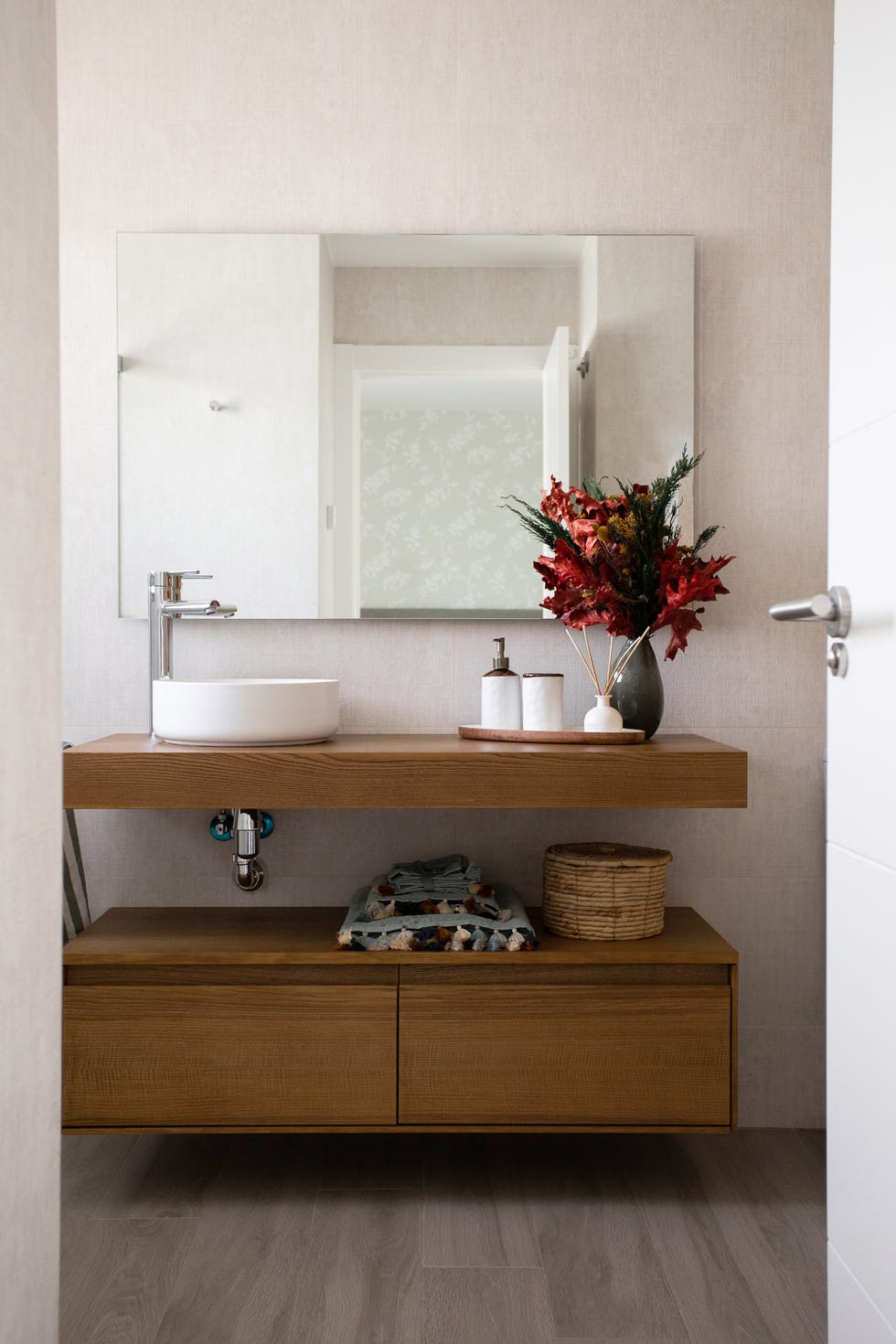 baño con mueble de madera volado