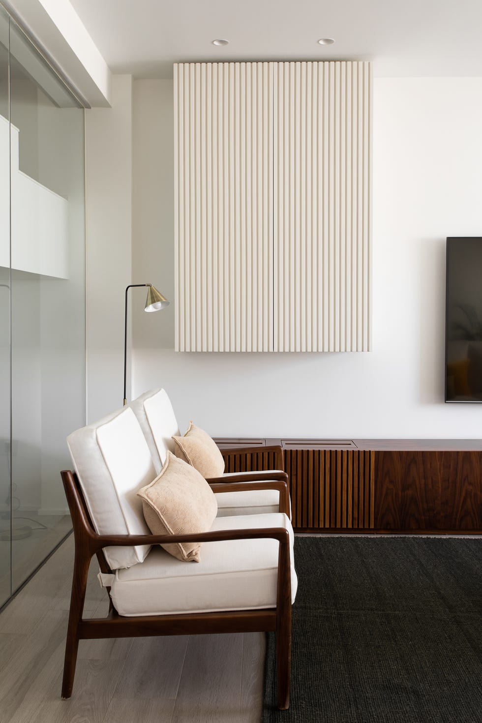 salón moderno con mueble de tv de madera con palillería