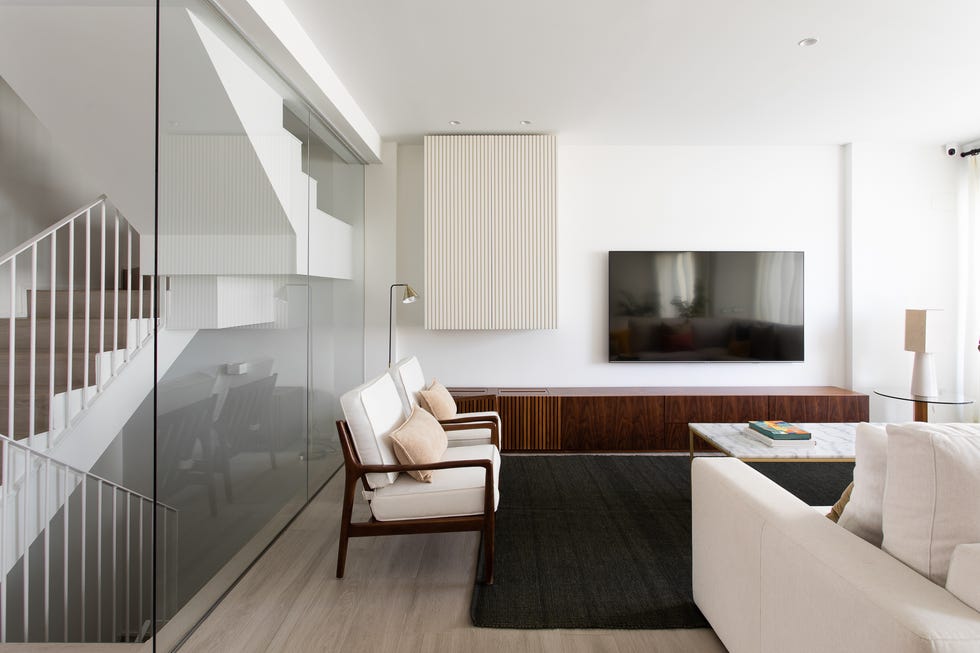 salón moderno con mueble de tv de madera con palillería