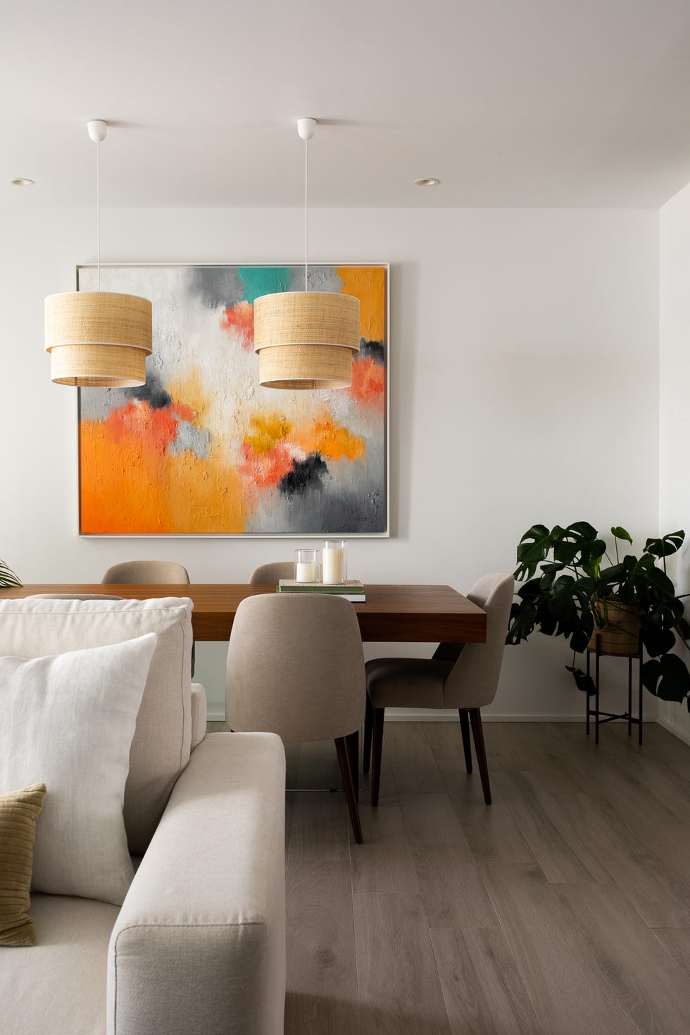 comedor de diseño moderno con cuadro de estilo abstracto en la pared
