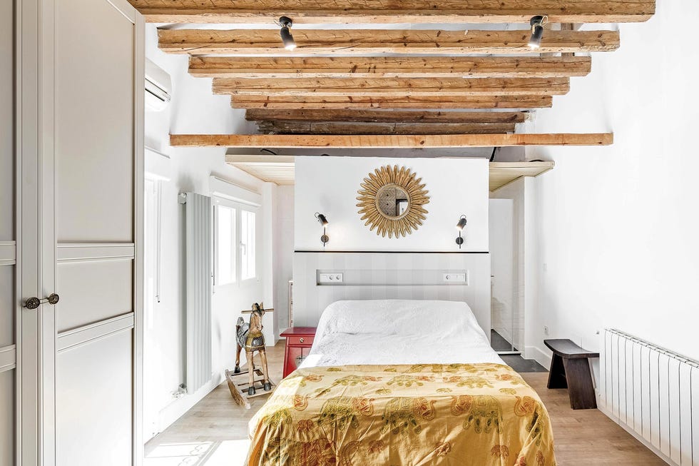 vivienda unifamiliar dormitorio con vigas de madera