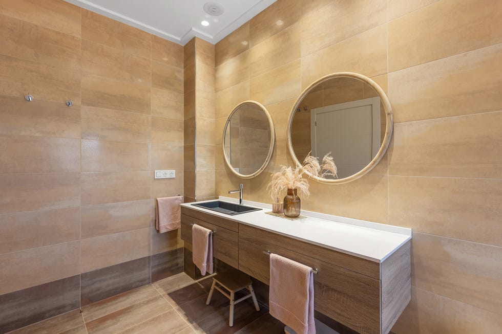 mueble de lavabo volado doble en madera y dos espejos redondos
