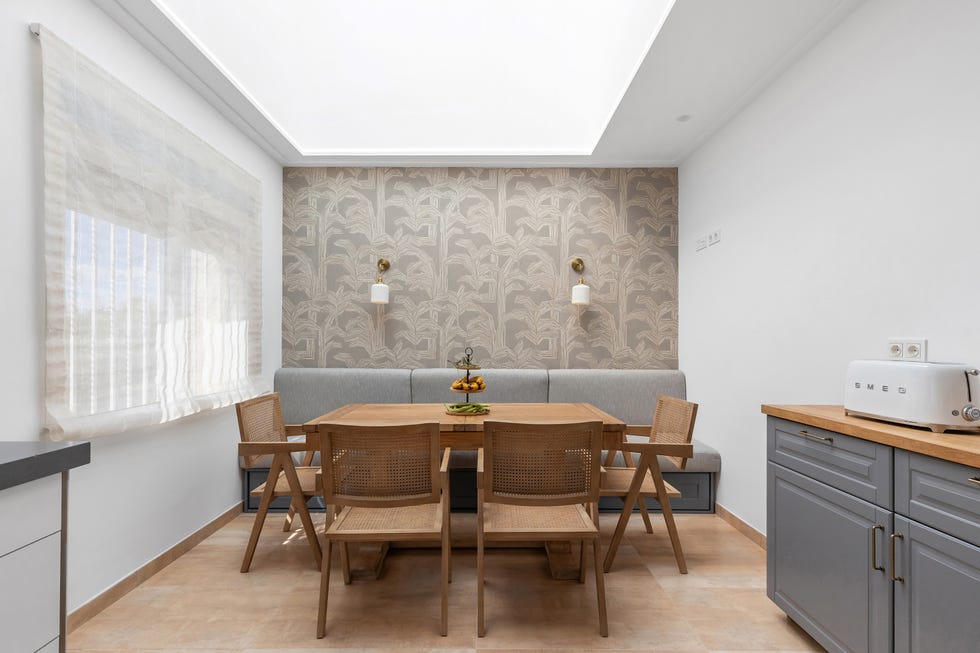 mesa de comedor y sillas de madera con banco a medida tapizado en gris