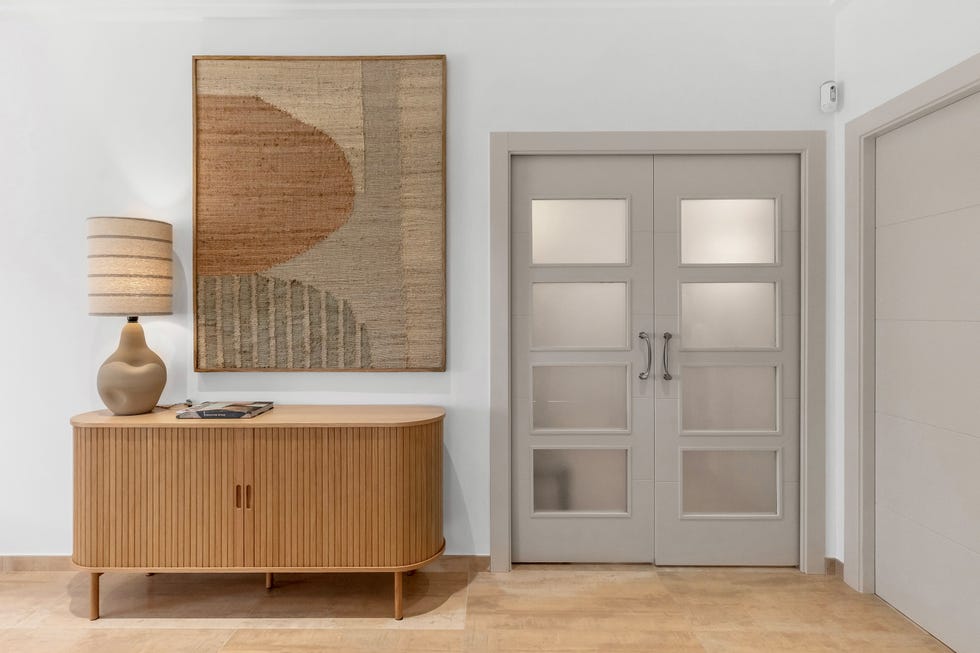 consola con palillería de madera
