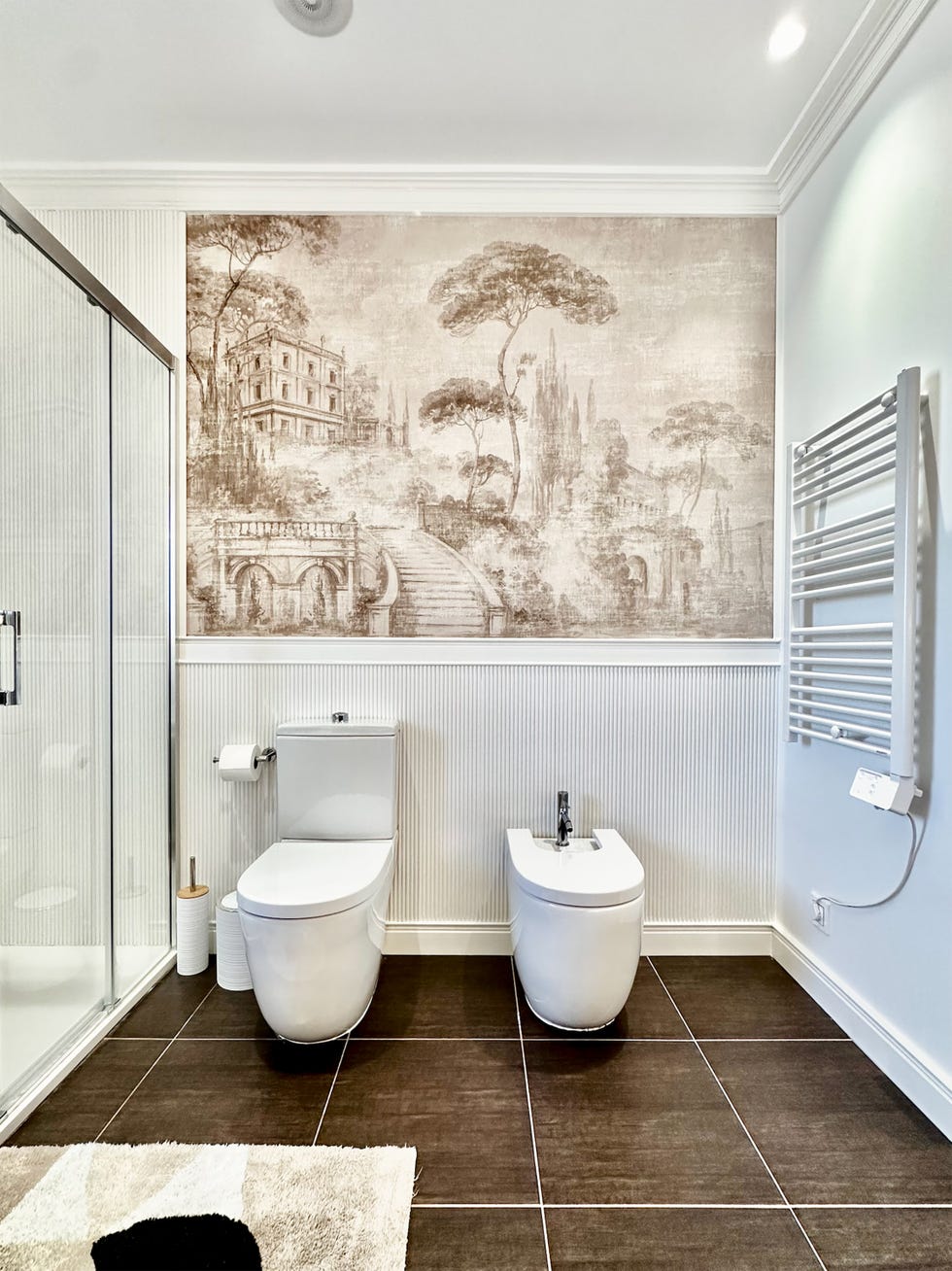 baño con molduras blancas y mural